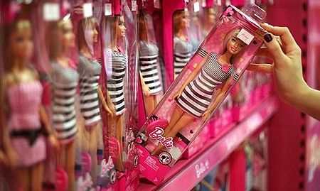 По мнению британских специалистов, куклы вроде Барби опасны для детей