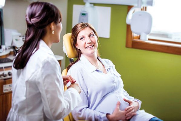 Лечить зубы во время беременности не только можно, но и нужно
