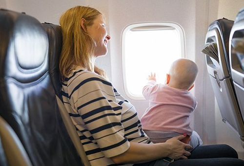 Как пережить полет на самолете с ребенком: советы экспертов