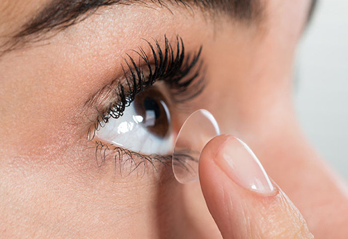 Привычка спать в контактных линзах угрожает потерей зрения