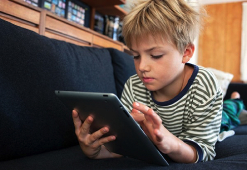 Мировые эксперты рассказали, можно ли детям пользоваться планшетами на самом деле