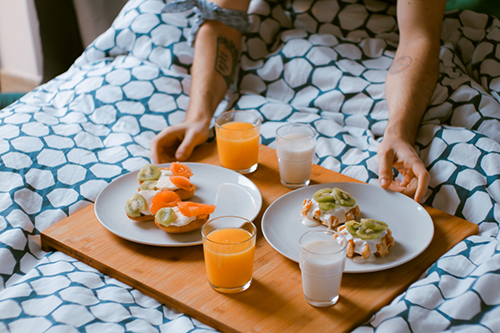 Эксперт: отдельным людям не стоит завтракать сразу после пробуждения