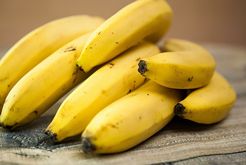 Бананы необходимо есть целиком, утверждает специалист