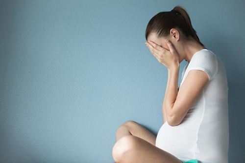 Как эмоции мамы передаются малышу: почему беременным нельзя плакать