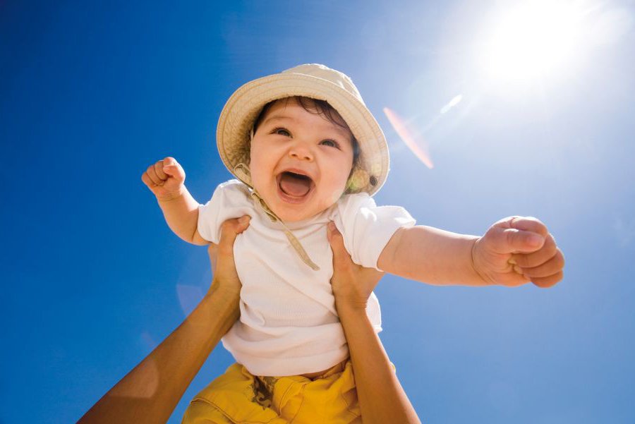 Воздействие солнечного света на детей до 3 месяцев связали со снижением риска экземы