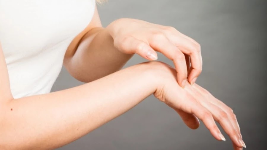 Если руки или ноги чешутся в определенное время дня, это может указывать на жировую болезнь печени