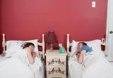 Эксперты советуют супругам спать раздельно