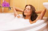 Медики советуют принимать горячую ванну как можно чаще