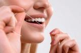 Стоматологи дали советы по выбору зубной нити и ее использованию