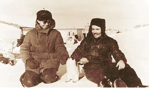 Леонид (слева) привез из Антарктиды в Ленинград пингвина.